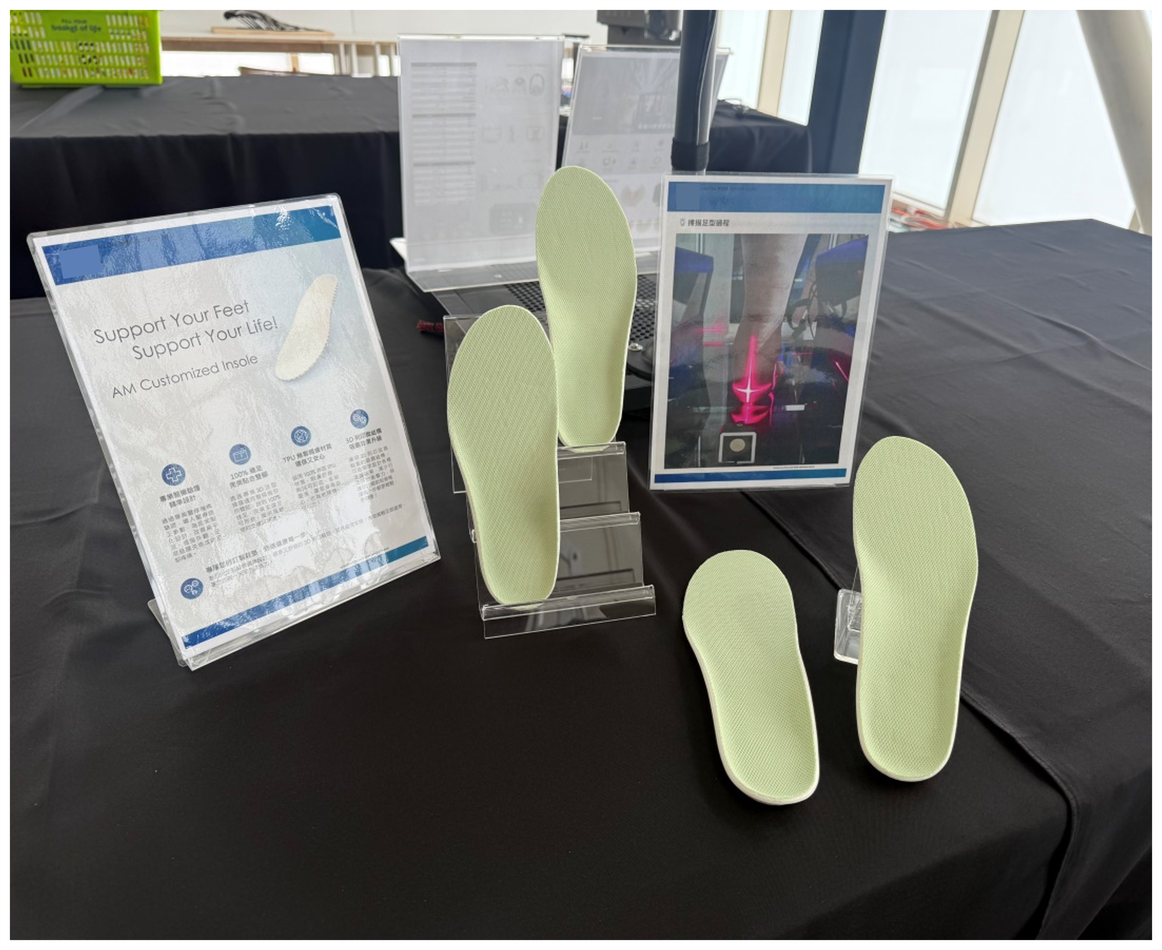 展示 FITATLAS 鞋墊、足型掃描說明與產品資訊的品質驗證現場。