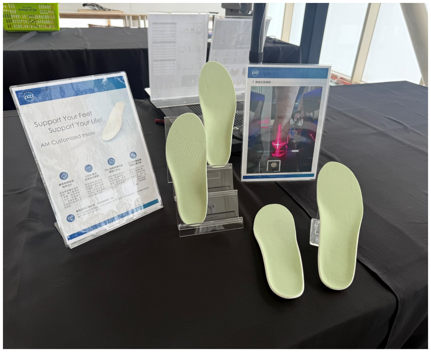 展示 FITATLAS 鞋墊、足型掃描說明與產品資訊的品質驗證現場。